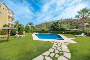 2 Bedrooms - Sleeps 4 - Garden and Pool with View