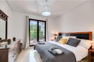 2 Bedrooms - Sleeps 4 - Garden and Pool with View