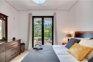 2 Bedrooms - Sleeps 4 - Garden and Pool with View