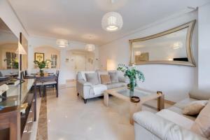 2 Bedrooms - Sleeps 4 - Garden and Pool with View