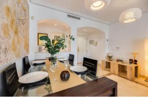 2 Bedrooms - Sleeps 4 - Garden and Pool with View