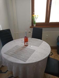 APARTMAN WOLF Luxusné priestranné ubytovanie s Výhľadom na hory s Bezplatným Parkovaním Veľkou plochou TV Rýchlym Optickým Internetom Priamo v PB Tichá lokalita Všetko na blízku Vhodné pre Rodinu Skupinu Pracovné cesty aj Turistiku Plne