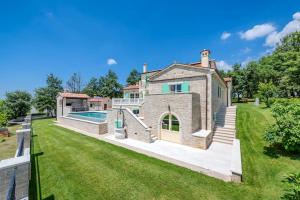 Villa Valffiorita by Briskva