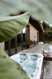 Halacs Homes- Boutique cabins, Boutique Cabin - 4hvězdičkové hotely ve městě Balatonalmádi