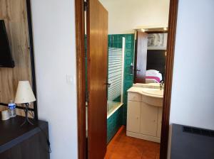 Hotels Hotel et Appart'Hotel Le Relais Du Val D'Orbieu : photos des chambres