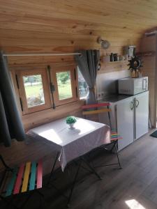 B&B / Chambres d'hotes La roulotte des Trois Arbres : photos des chambres