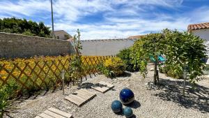 Villas Jolie maison au calme avec piscine : Maison 2 Chambres