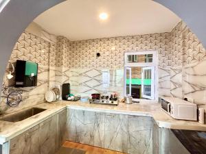 Yepplos Stunning Mountain View 2-bedroom apartment with Private Kitchen - 24hrs Caretakers & Power Backup