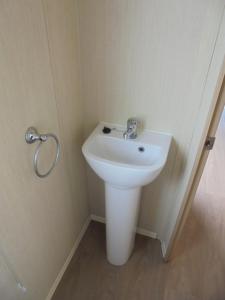 Kingfisher Horizon III 8 Berth Close to site entrance