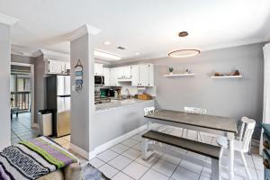 2-Bedroom Condo on Gulf Shores Beach wPool