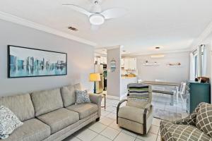 2-Bedroom Condo on Gulf Shores Beach wPool
