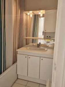 Appartements Appartement du golf terrasse piscine tout a pied : photos des chambres