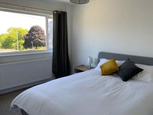 3 bedroom home with sunny private garden