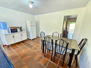 CASA AMBAR COM PISCINA A 400 METROS DA PRAIA DE Mariscal BOMBINHAS N 705