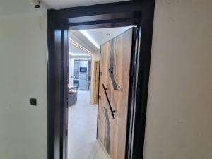 Trendy 2-Bedroom Oasis Near Top Restaurants and Cafes - Air Conditioners!