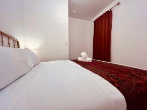 NEW! Casino Close Comfort walk to the falls