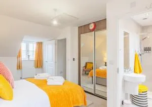 Casa De Mina Modern Cozy Home, Sleeps 7, 4Bed 2Bath, Smart Lock, 2 Parking Spaces, Fully Equipped Home, NETFLIX, Easy access to London City 4 train stations, 3 Mins to M20, Free WiFi - West Malling