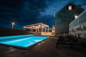 Didova kuća, kamena vila sa bazenom u blizini Rogoznice