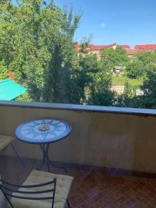 Bed & Garage near City