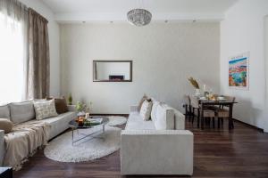 Discover Your Budapest Retreat-Walk to Parliament