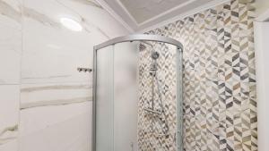 Central Modern 1BR Apartment & Parking