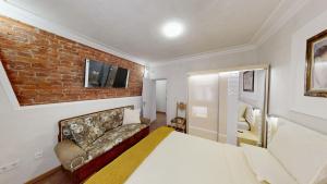 Central Modern 1BR Apartment & Parking