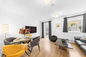 THE OAK - An Elegant 2 Bedroom House in Dartford - London Zone 8 - Bexley