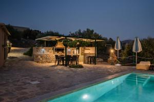 Villa Aktis with Freshwater Pool and Sea View
