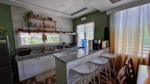 QHouse - 2 Storey House with 4 Bedrooms and 2 Bathrooms