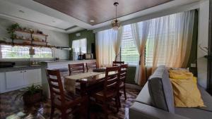 QHouse - 2 Storey House with 4 Bedrooms and 2 Bathrooms