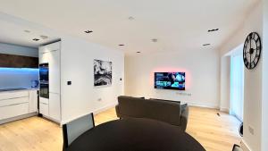 Versace Suite Balcony 1GB WIFI Netflix HDTV