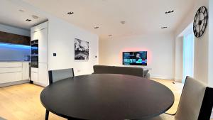 Versace Suite Balcony 1GB WIFI Netflix HDTV