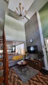 QHouse - 2 Storey House with 4 Bedrooms and 2 Bathrooms