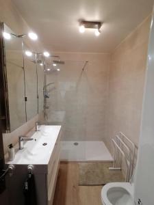 Idéalement placé ,tout a pied ,parking