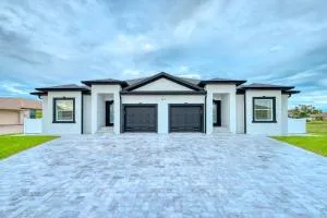 Spacious Waterfront 6 Bedroom Duplex in lovely Rotonda West near oceans ,Golfing, Park Pool - Placida