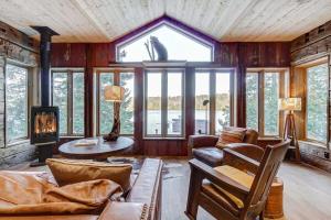 Meech Lake Lodge - Family Getaway