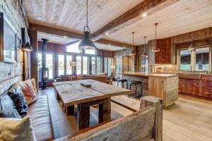 Meech Lake Lodge - Family Getaway