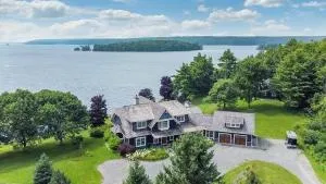 Exclusive Waterfront Getaway with Beach & Bunkie - Delta