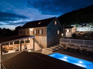 Didova kuća, kamena vila sa bazenom u blizini Rogoznice