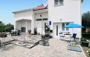 Cozy Apartment In Vrsi With Wifi