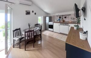 Cozy Apartment In Vrsi With Wifi
