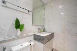 Modern District 1 2BR&3BR D1&Zenity apartment OUTDOOR Jacuzzi Pool