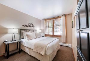 Premium Unit 1108 - One Bedroom - Zephyr Mountain Lodge condo