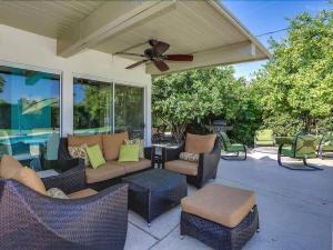 Serene 4 Bed 3 Bath Heated Pool Natural Backyard Heart of Palm Springs