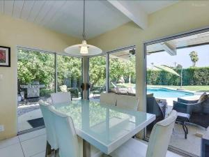 Serene 4 Bed 3 Bath Heated Pool Natural Backyard Heart of Palm Springs