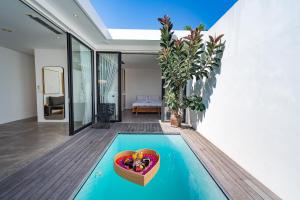 Secluded 1BR Pool Villa with Ricefield View in Berawa, 5mins Ride to Beach