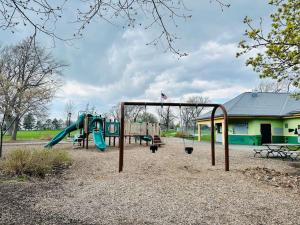 5 bedroom House King Beds 1 Bath 20 Min to Falls