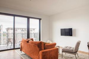 Chic East Side 1BR Apt with Balcony, Pool, and Gym