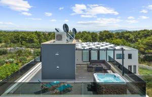 Awesome Home In Srima 