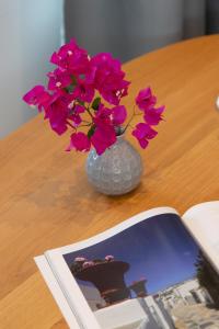 White & black Suites